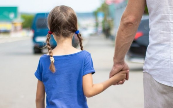FOTO // Caz suspect de pedofilie întâlnit pe o stradă din capitală